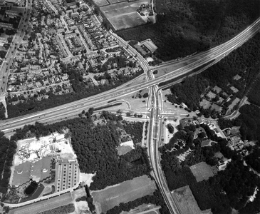 847315 Luchtfoto van de ongelijkvloerse kruising van de S09 (Doornseweg, onderdeel van de secundaire provinciale weg ...